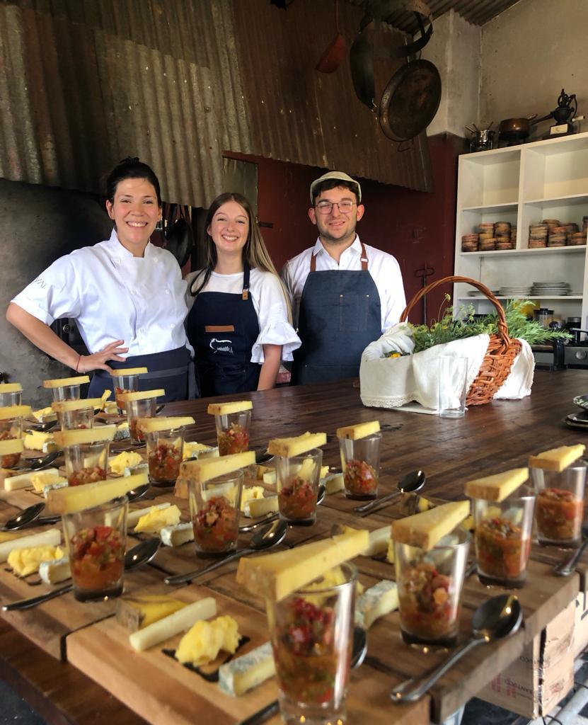 El equipo de cocina de La Vigna con la entrada servida