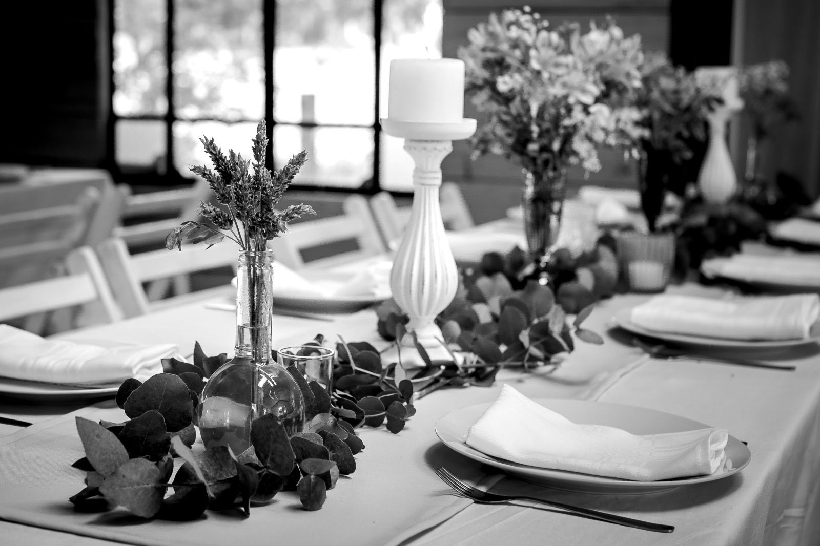 Mesa tendida para una boda, en blanco y negro