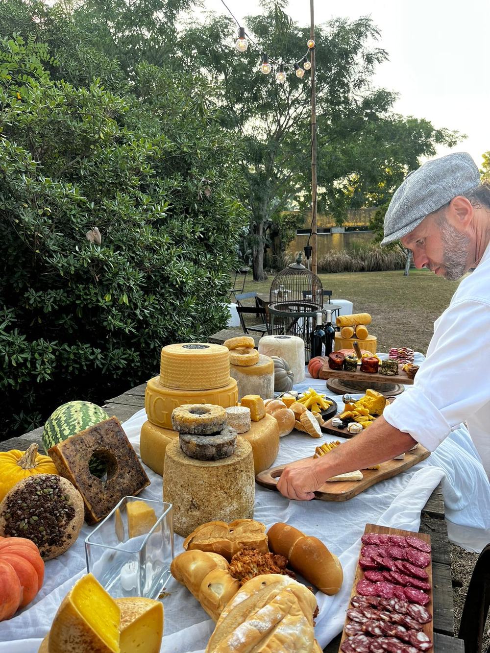 La mesa de quesos montada en el parque