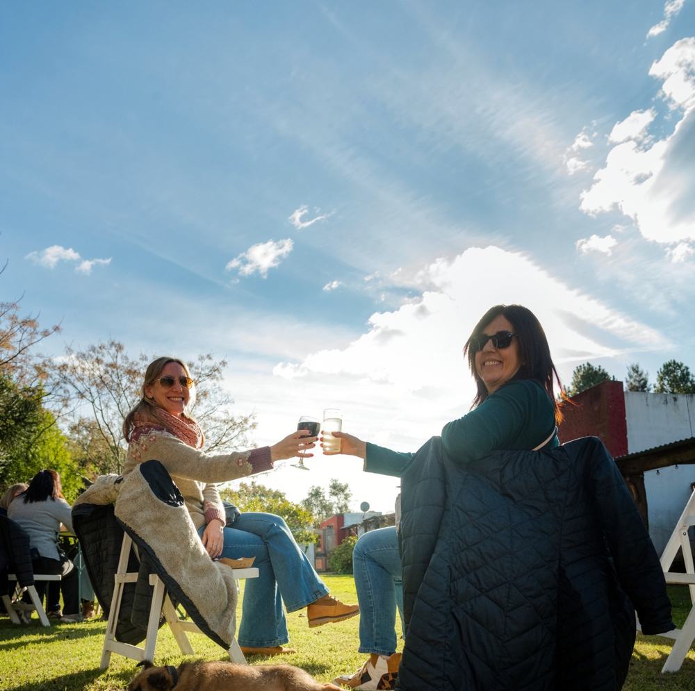 Un brindis en el parque, al sol