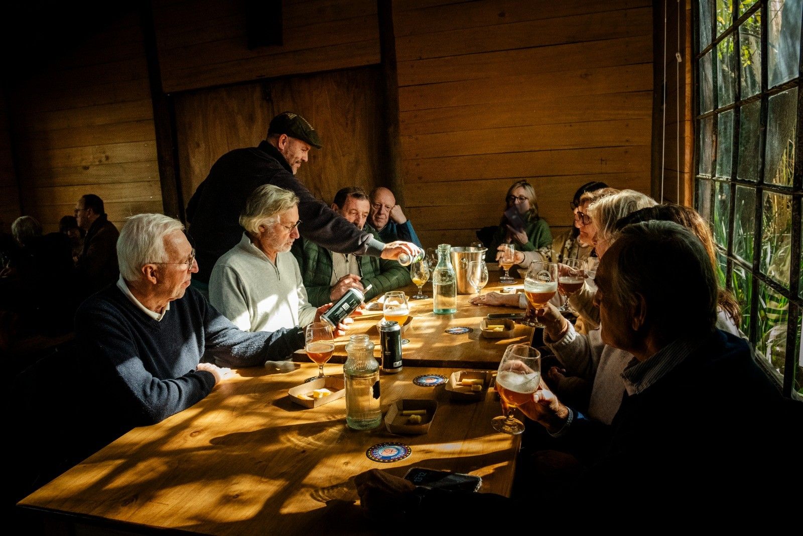 Una mesa larga en el Granero, durante una degustación